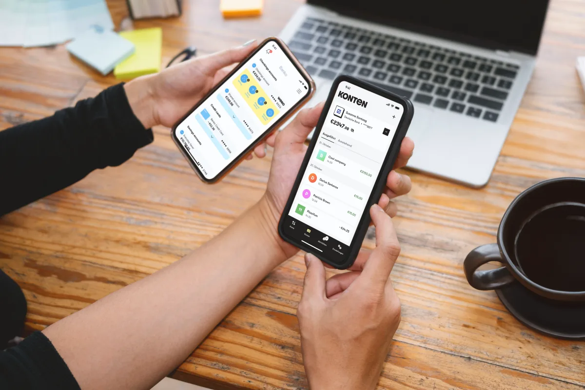 Personen nutzen Wero auf ihren Smartphones.